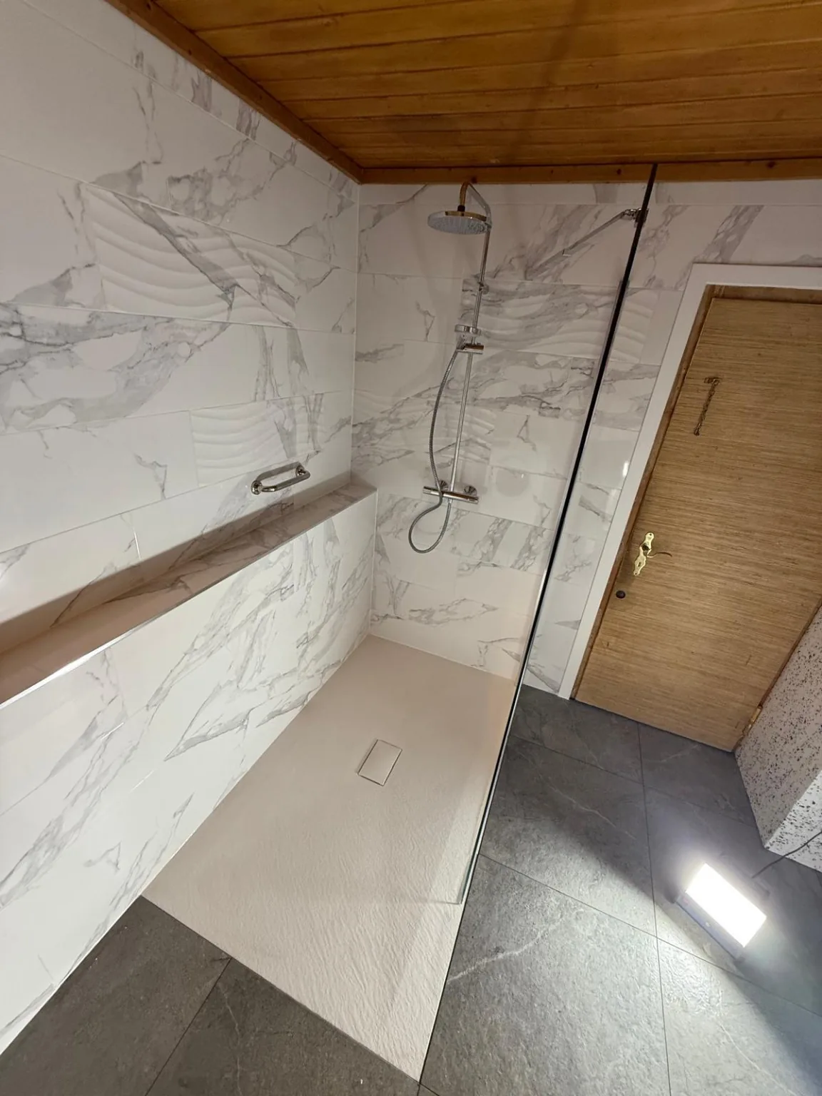 Bodengleiche Walk-in-Dusche mit großer Glaswand